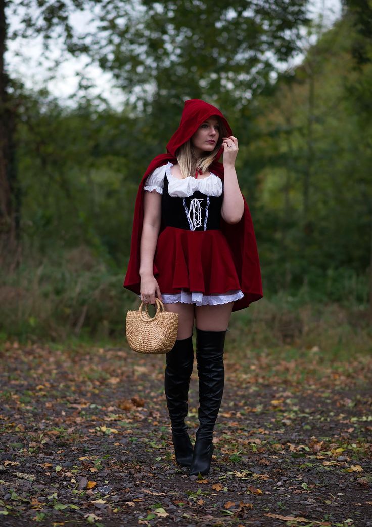 What does red riding hood wear