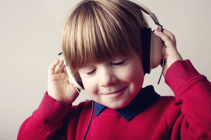 Children listen to music